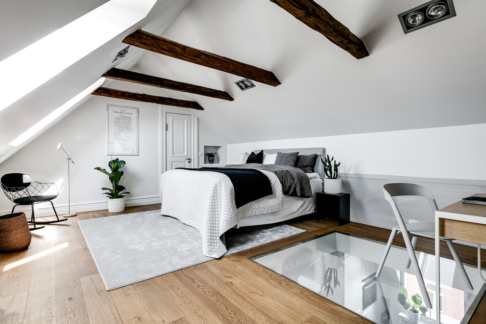 Источник вдохновения для домашнего уюта: большая хозяйская спальня на мансарде в скандинавском стиле с белыми стенами, светлым паркетным полом и бежевым полом