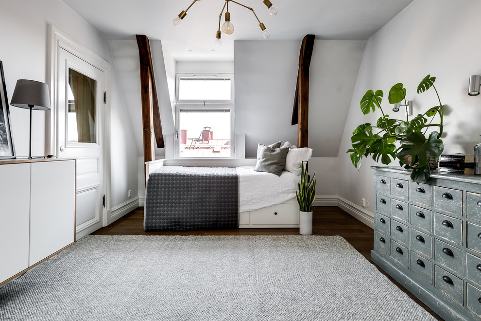 Источник вдохновения для домашнего уюта: гостевая спальня среднего размера, (комната для гостей) в скандинавском стиле с белыми стенами, паркетным полом среднего тона и коричневым полом без камина