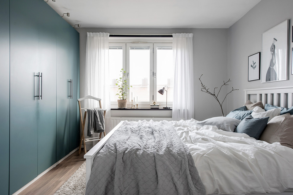 Свежая идея для дизайна: хозяйская спальня в скандинавском стиле с серыми стенами и светлым паркетным полом - отличное фото интерьера