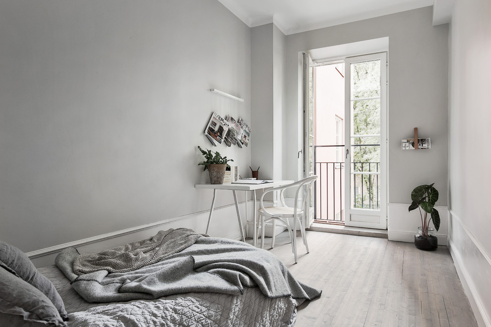 Свежая идея для дизайна: гостевая спальня (комната для гостей) в скандинавском стиле с серыми стенами и светлым паркетным полом без камина - отличное фото интерьера