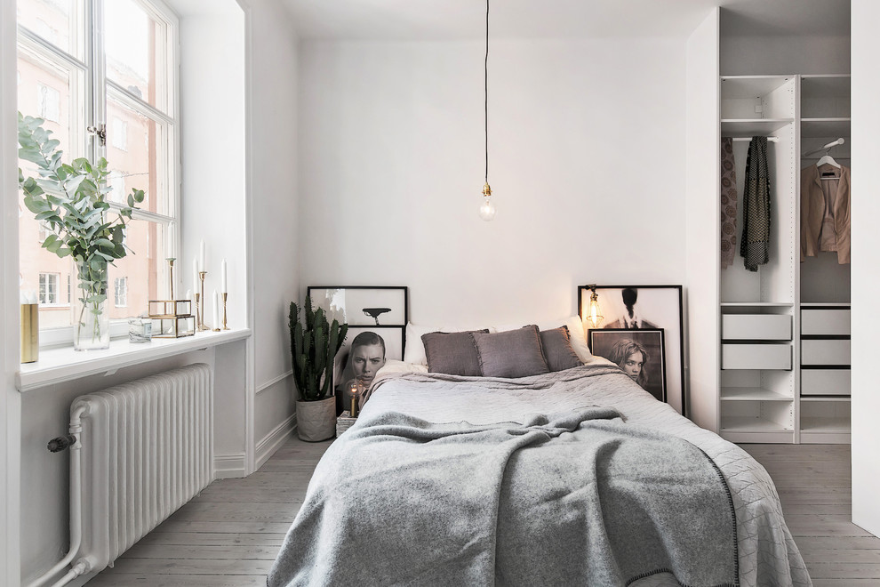 На фото: хозяйская спальня среднего размера в скандинавском стиле с белыми стенами и светлым паркетным полом без камина с