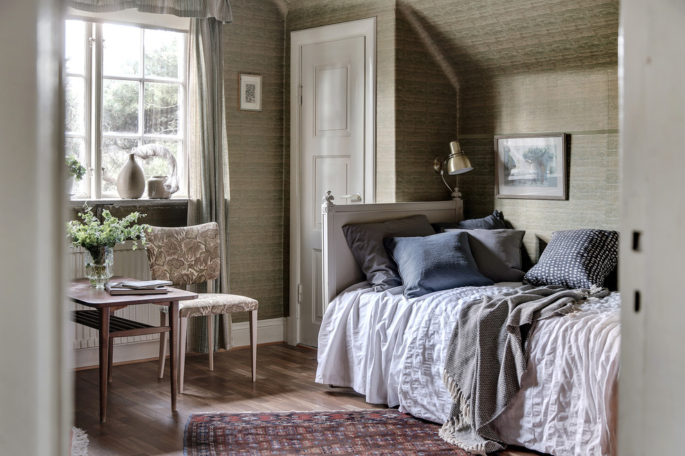 Inspiration pour une chambre d'amis traditionnelle de taille moyenne avec un mur vert, un sol en bois brun et aucune cheminée.