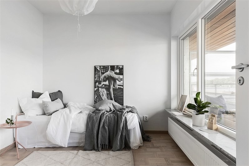 ストックホルムにある中くらいな北欧スタイルのおしゃれな主寝室 (白い壁、無垢フローリング、暖炉なし、ベージュの床)