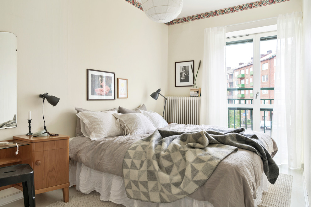 На фото: хозяйская спальня в скандинавском стиле с бежевыми стенами и бежевым полом без камина с