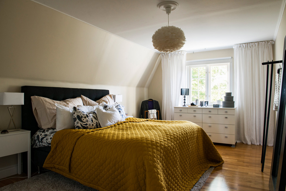 Foto på ett mellanstort skandinaviskt sovrum, med beige väggar