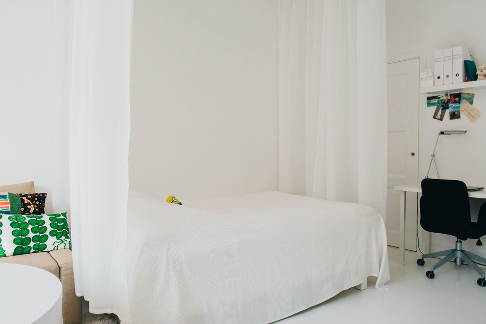 На фото: спальня в стиле модернизм с зонированием шторами и кроватью в нише с