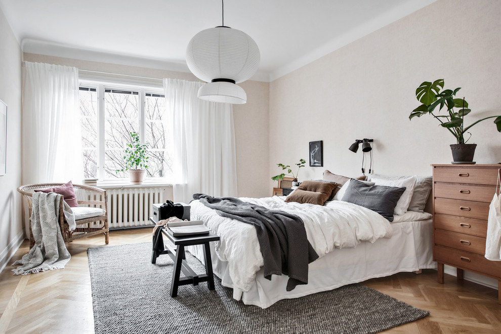 На фото: большая хозяйская спальня в скандинавском стиле с бежевыми стенами, паркетным полом среднего тона и бежевым полом без камина
