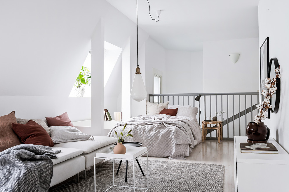 Foto di una piccola camera da letto scandinava con pareti bianche, parquet chiaro e pavimento beige