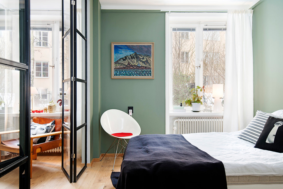 Идея дизайна: хозяйская спальня среднего размера в современном стиле с зелеными стенами и светлым паркетным полом без камина