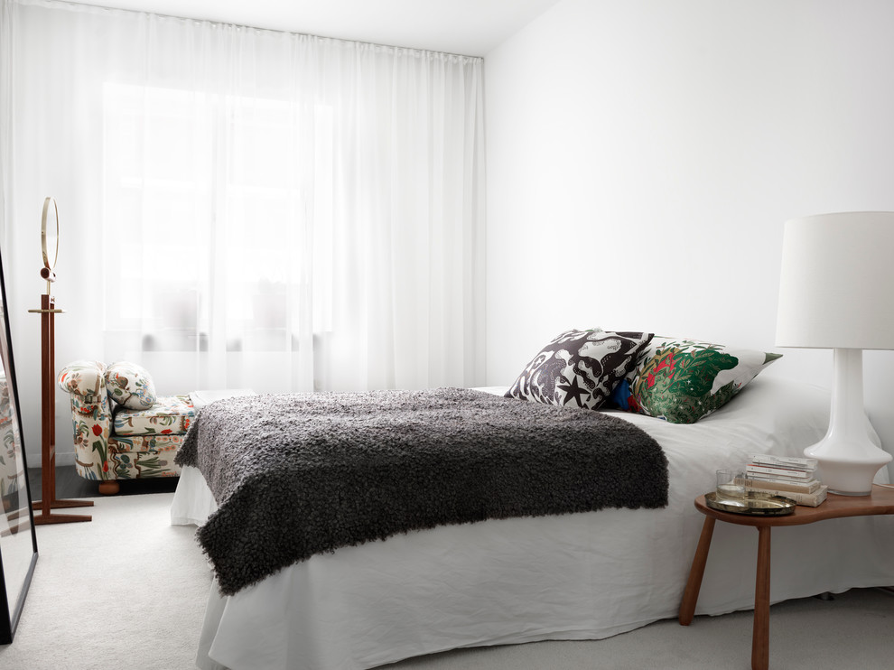 Bild på ett mellanstort minimalistiskt huvudsovrum, med vita väggar och heltäckningsmatta