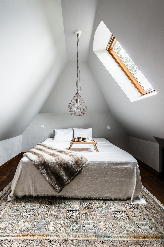 Foto de dormitorio clásico pequeño con paredes blancas y techo inclinado
