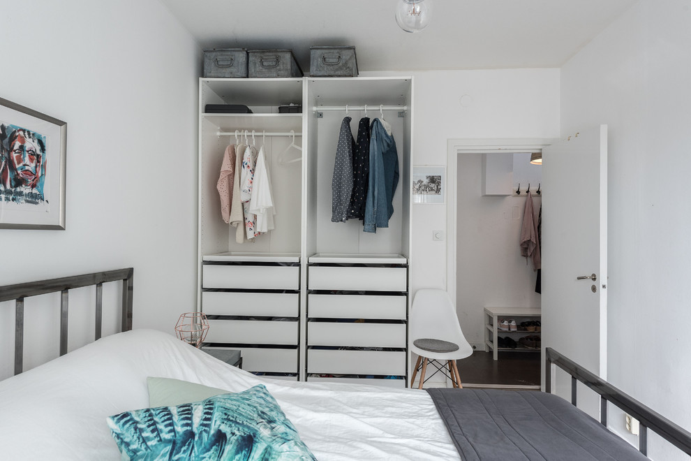 Photo of a scandinavian bedroom in Stockholm with white walls.