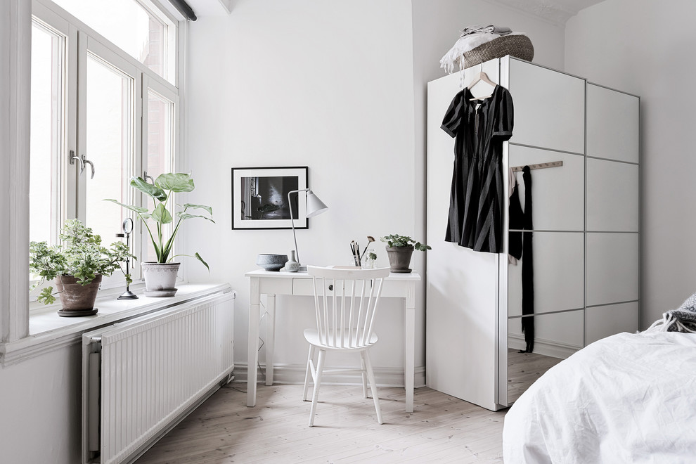 Inspiration pour une petite chambre victorienne avec un mur blanc, parquet clair et un sol beige.