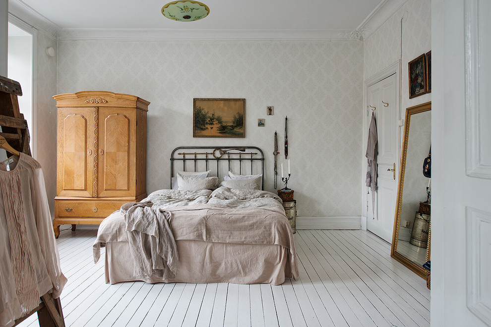 Aménagement d'une grande chambre parentale victorienne avec un mur beige, parquet peint et aucune cheminée.