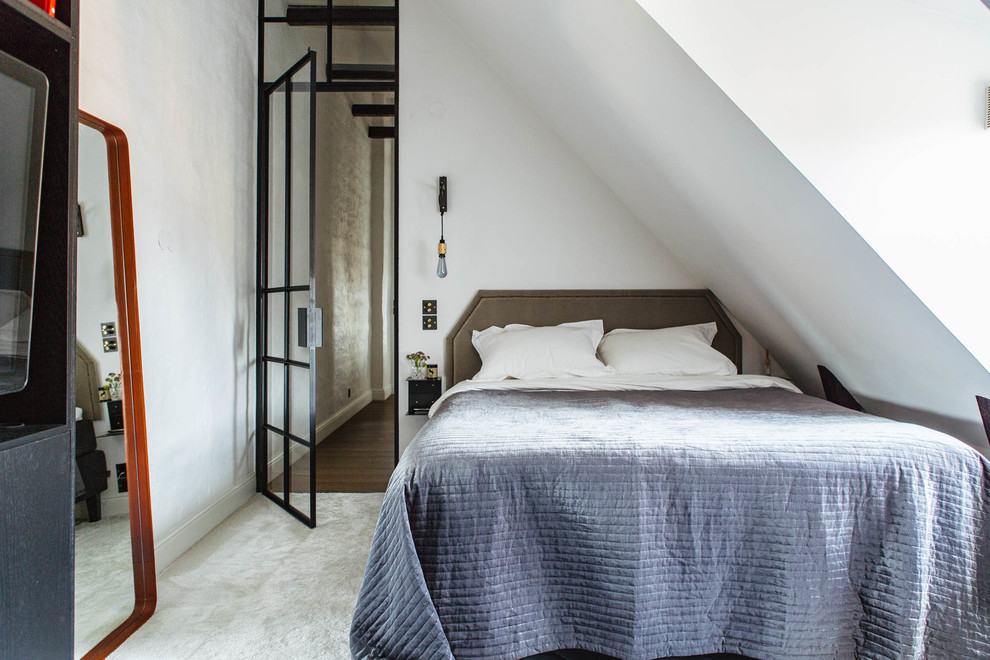 Idéer för ett mellanstort minimalistiskt gästrum, med vita väggar och heltäckningsmatta