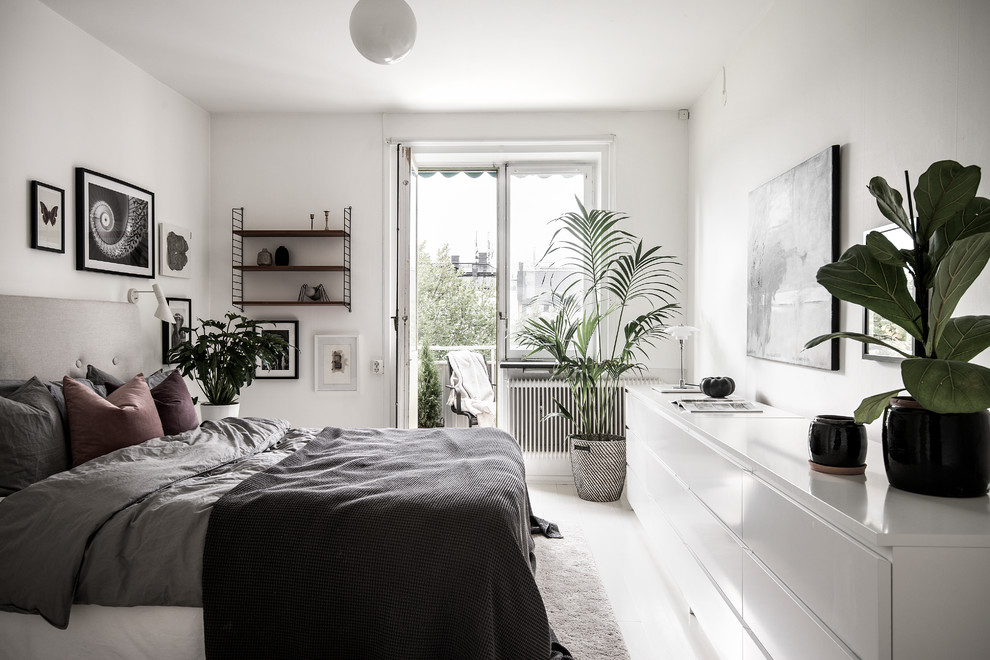 Foto på ett nordiskt sovrum, med vita väggar och vitt golv