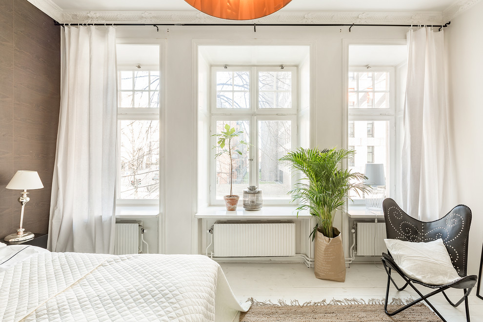 Пример оригинального дизайна: хозяйская спальня среднего размера в скандинавском стиле с коричневыми стенами, деревянным полом и белым полом