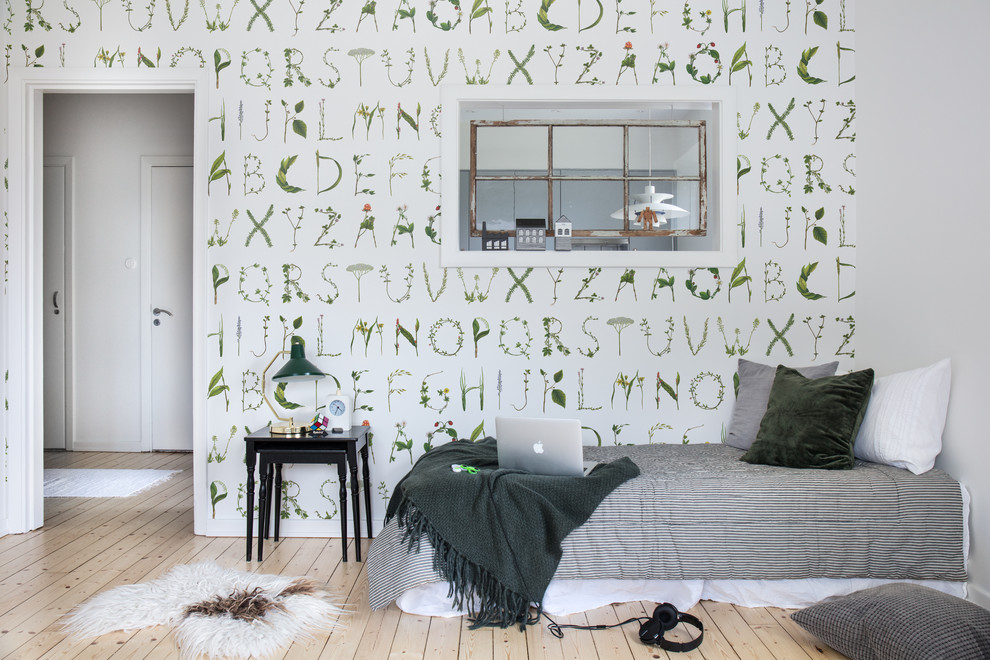 Foto di una camera da letto scandinava con pareti multicolore e parquet chiaro