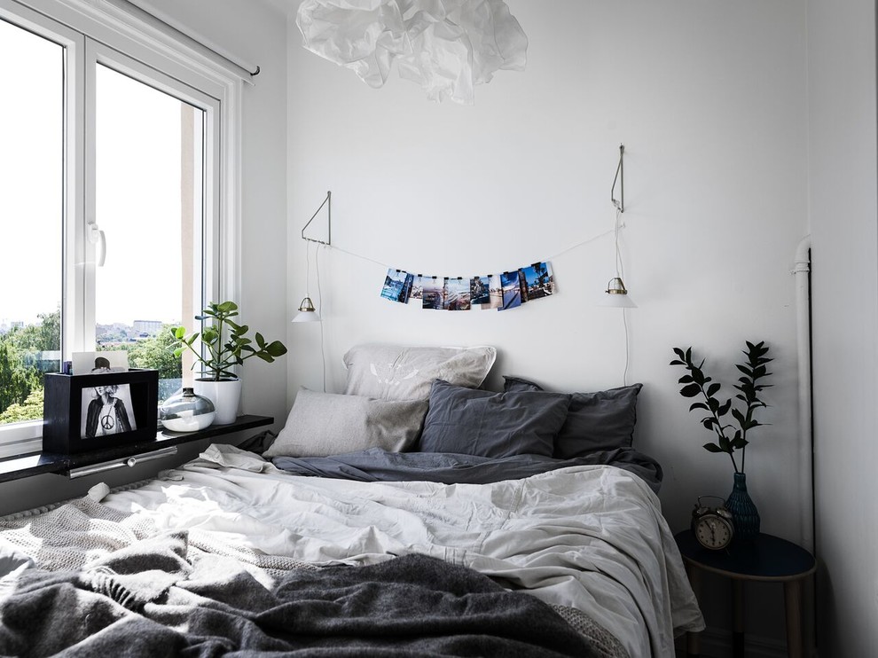 Kleines Skandinavisches Schlafzimmer mit weißer Wandfarbe in Stockholm