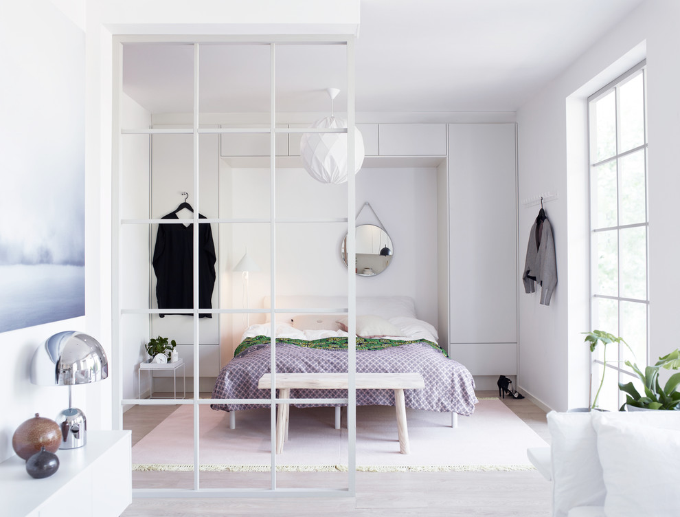 Foto de dormitorio principal escandinavo grande sin chimenea con paredes multicolor y suelo de madera clara