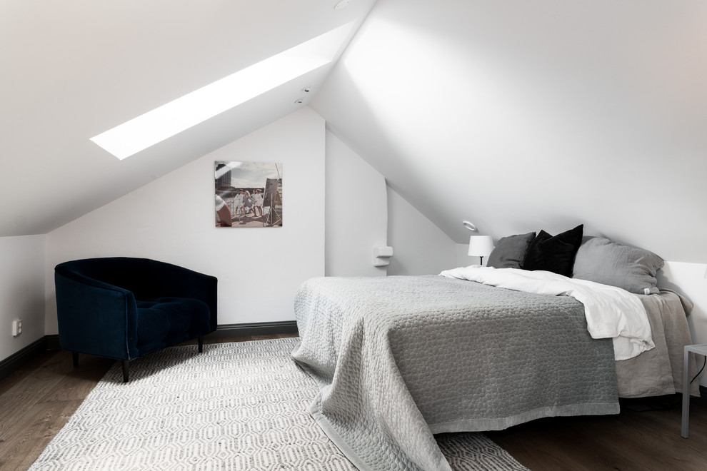 Skandinavisches Hauptschlafzimmer mit weißer Wandfarbe und braunem Boden in Stockholm