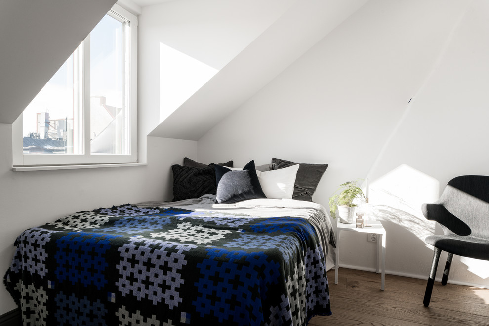 Idéer för skandinaviska sovrum, med vita väggar och brunt golv