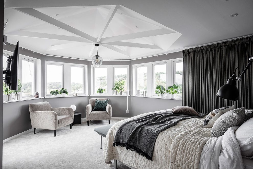 Großes Skandinavisches Hauptschlafzimmer mit grauer Wandfarbe, Teppichboden und weißem Boden in Göteborg
