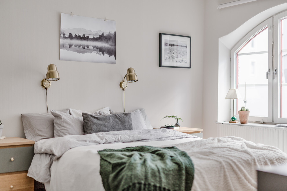 Ejemplo de dormitorio principal escandinavo de tamaño medio