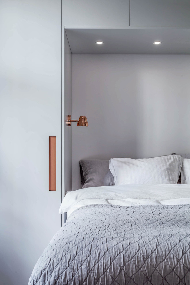 Mittelgroßes Modernes Hauptschlafzimmer mit grauer Wandfarbe in Stockholm