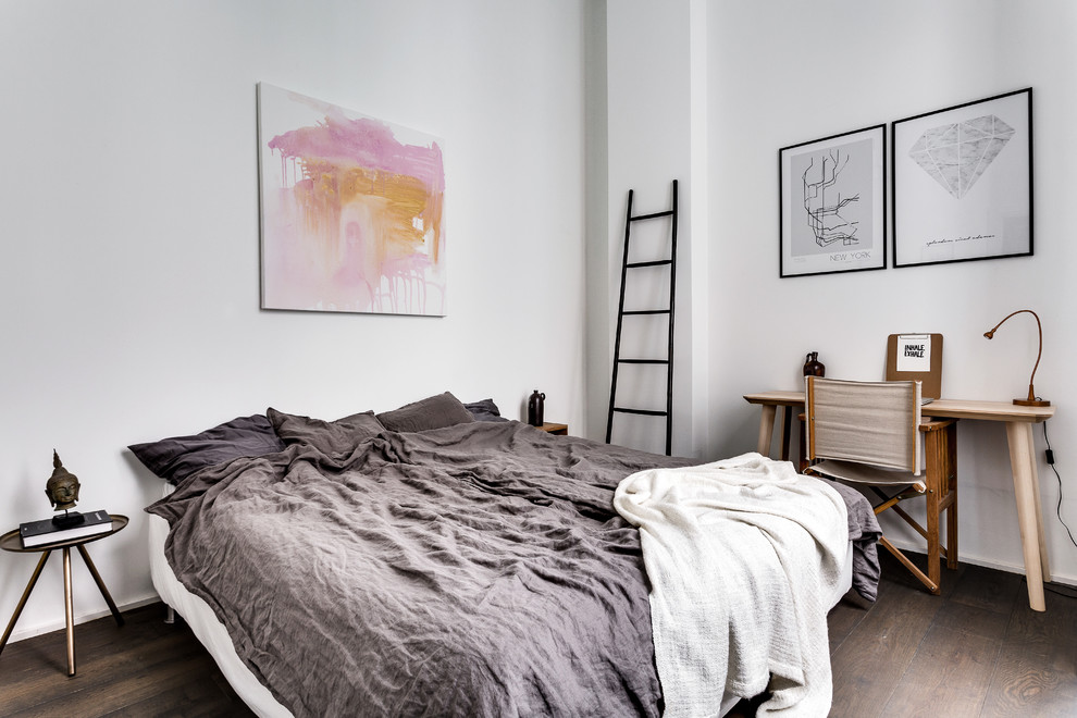 Пример оригинального дизайна: хозяйская спальня среднего размера в скандинавском стиле с белыми стенами и темным паркетным полом