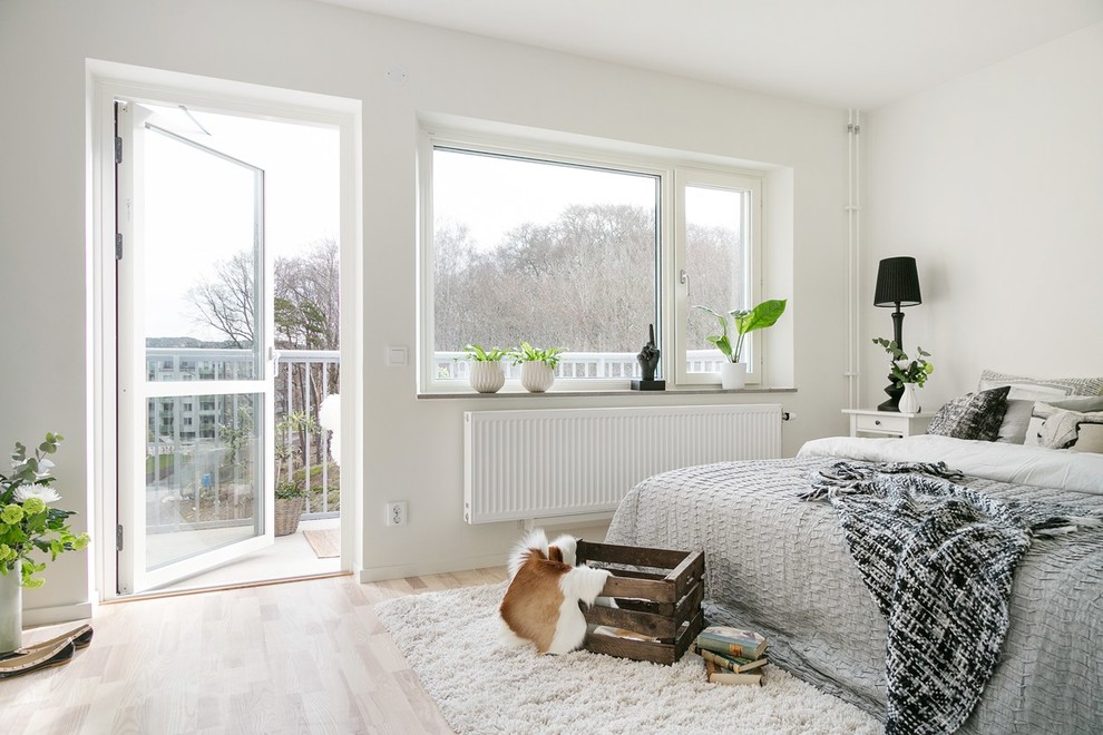 Skandinavisches Schlafzimmer mit weißer Wandfarbe in Göteborg