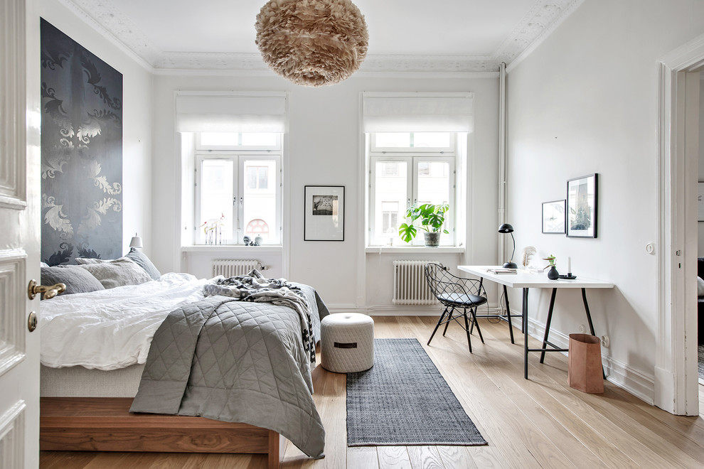 Idéer för ett stort minimalistiskt huvudsovrum, med ljust trägolv, beiget golv och vita väggar