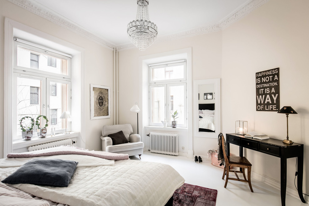 Источник вдохновения для домашнего уюта: хозяйская спальня среднего размера в скандинавском стиле с бежевыми стенами без камина