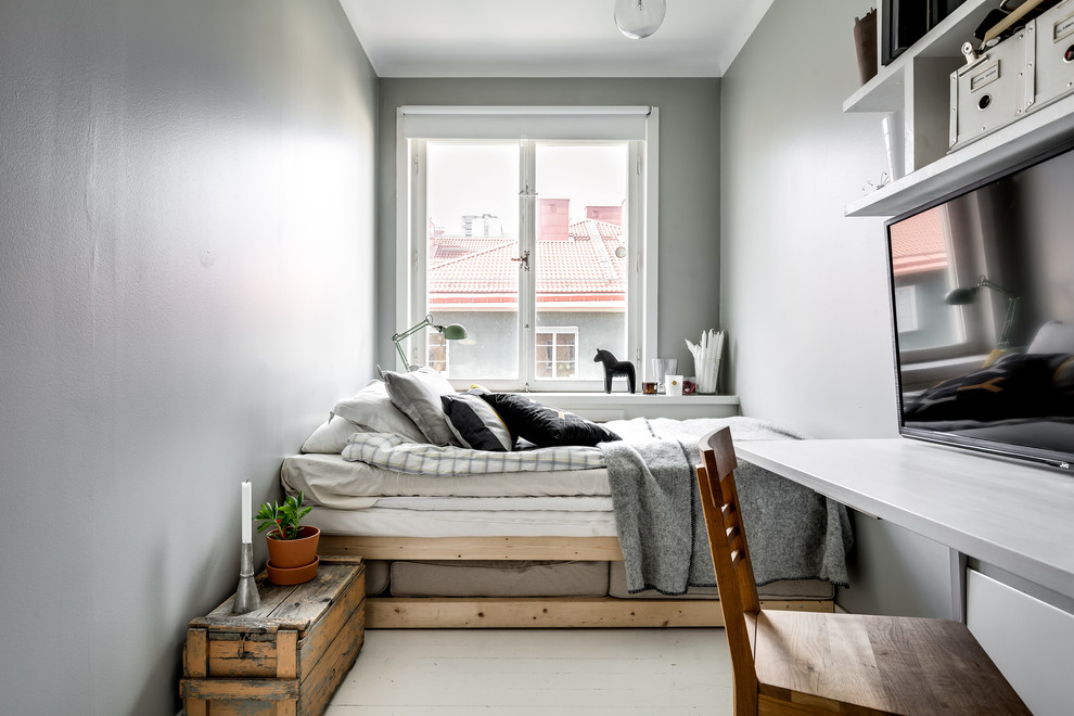 Kleines Nordisches Hauptschlafzimmer mit grauer Wandfarbe, gebeiztem Holzboden und weißem Boden in Stockholm