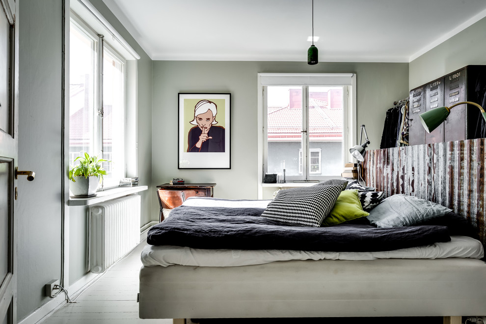 Пример оригинального дизайна: хозяйская спальня среднего размера в скандинавском стиле с зелеными стенами, деревянным полом и белым полом