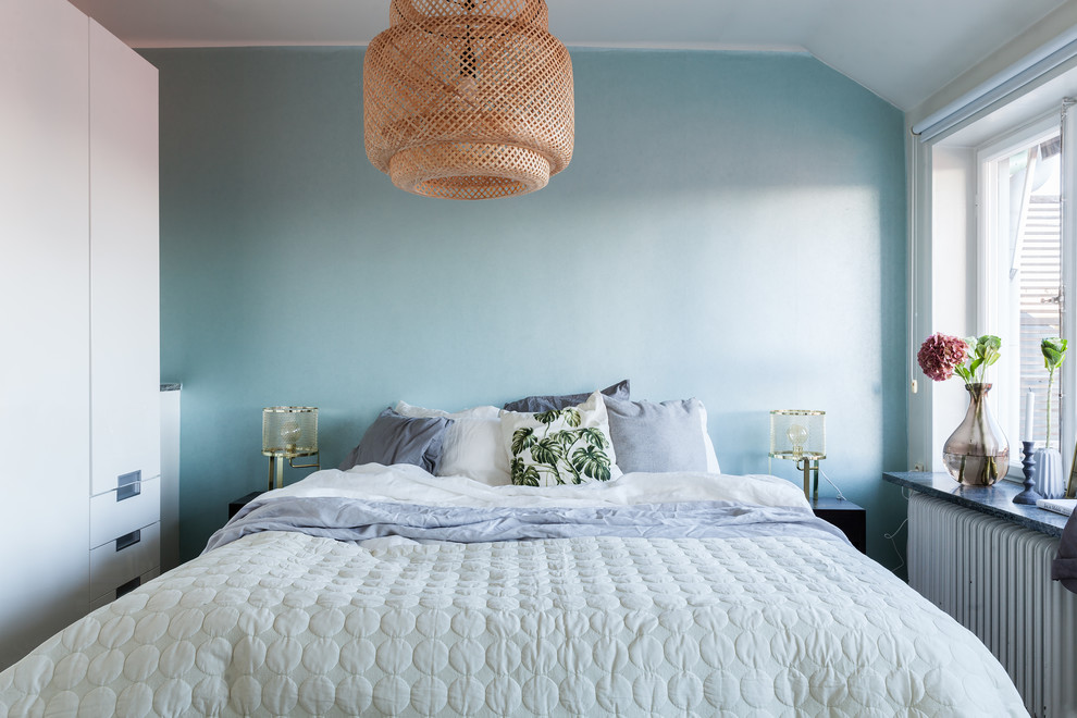 Inspiration för ett minimalistiskt huvudsovrum, med blå väggar