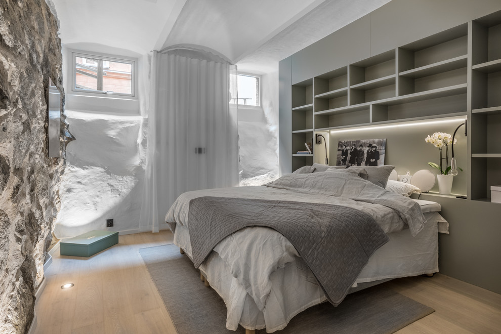 Mittelgroßes Modernes Gästezimmer mit weißer Wandfarbe, hellem Holzboden und beigem Boden in Stockholm