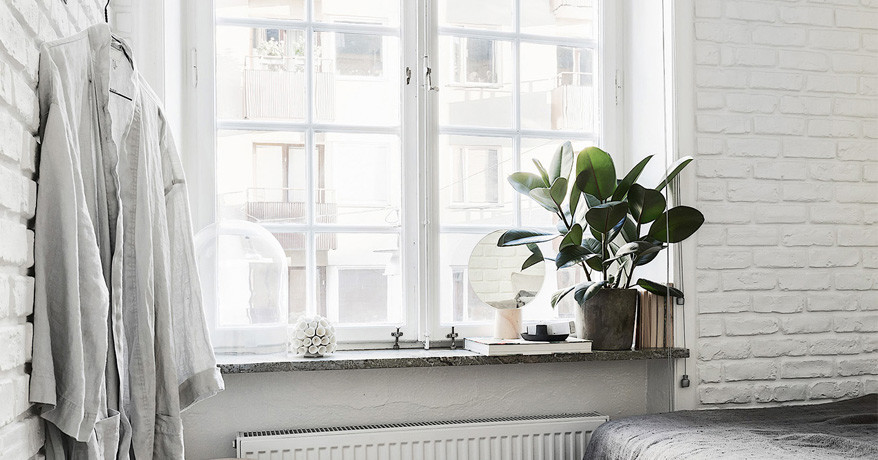 Kleines Skandinavisches Hauptschlafzimmer mit weißer Wandfarbe und hellem Holzboden in Stockholm