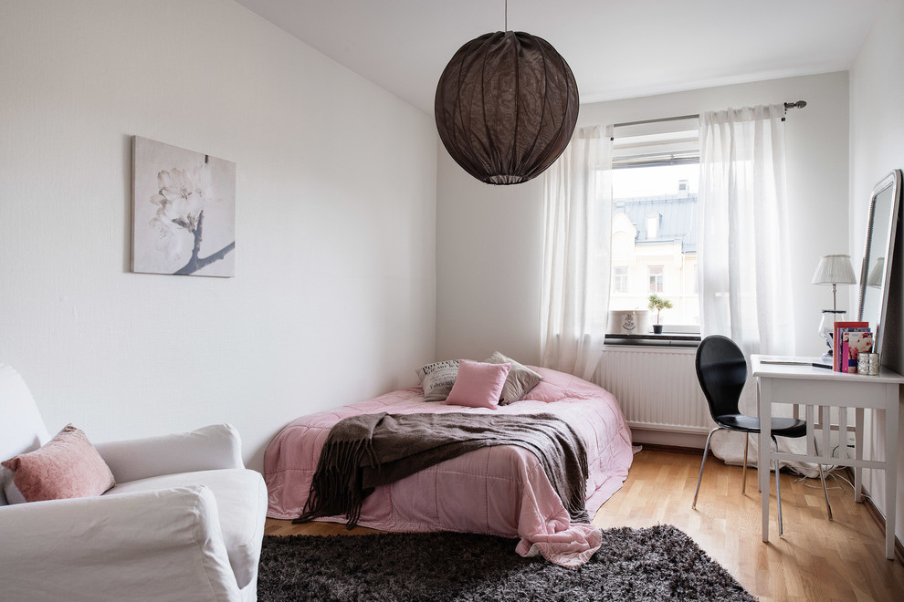 Идея дизайна: гостевая спальня среднего размера, (комната для гостей) в скандинавском стиле с белыми стенами и паркетным полом среднего тона без камина