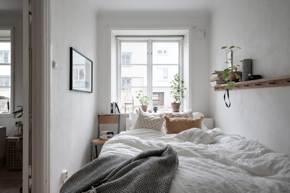 Inspiration för ett litet nordiskt sovrum, med vita väggar