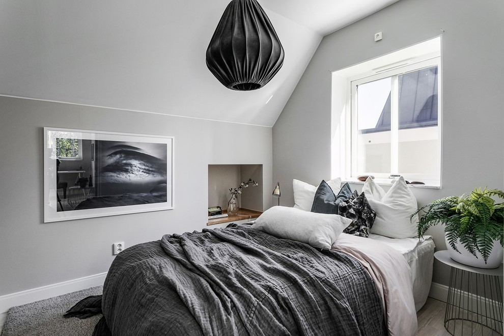 Свежая идея для дизайна: спальня в скандинавском стиле с серыми стенами, серым полом и кроватью в нише - отличное фото интерьера