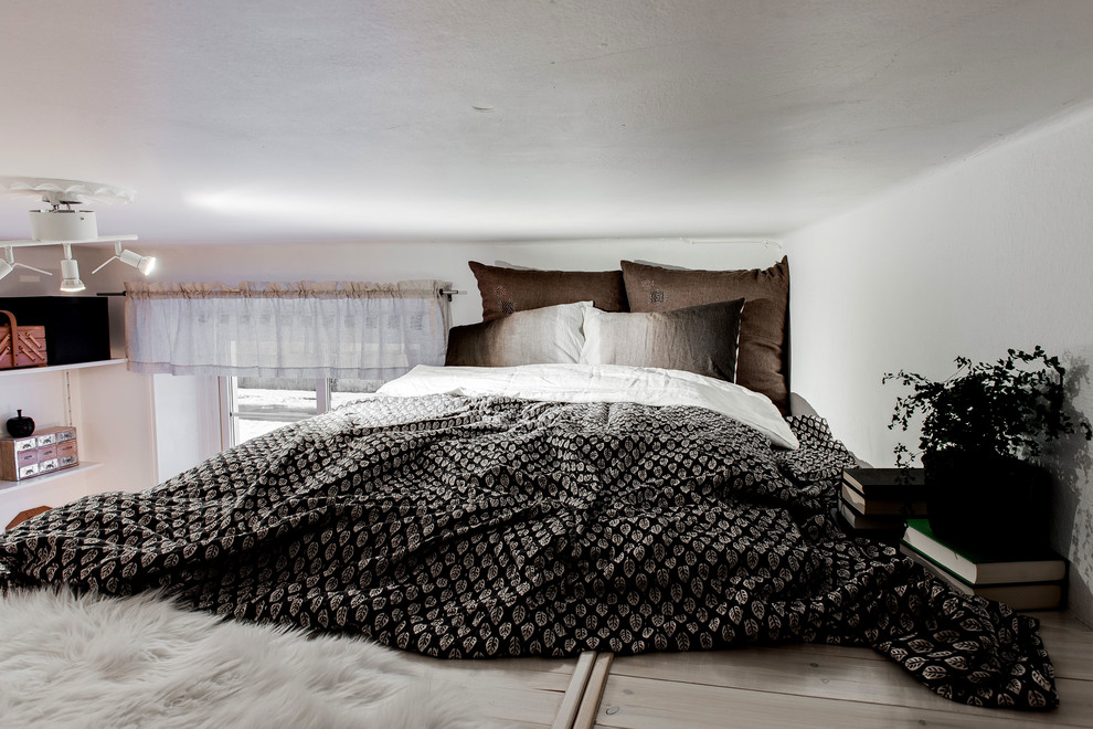 ヨーテボリにある小さな北欧スタイルのおしゃれな寝室 (白い壁) のインテリア