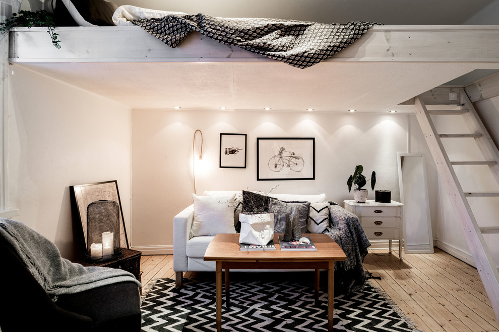 На фото: маленькая спальня на антресоли в скандинавском стиле с белыми стенами и светлым паркетным полом для на участке и в саду