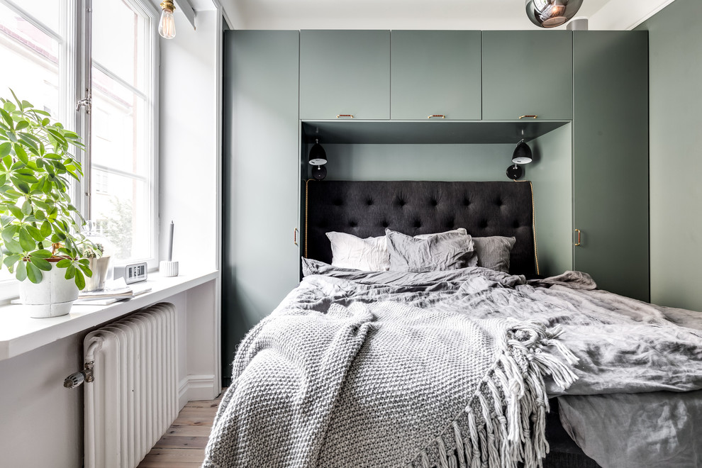 Modelo de dormitorio principal escandinavo pequeño con paredes verdes