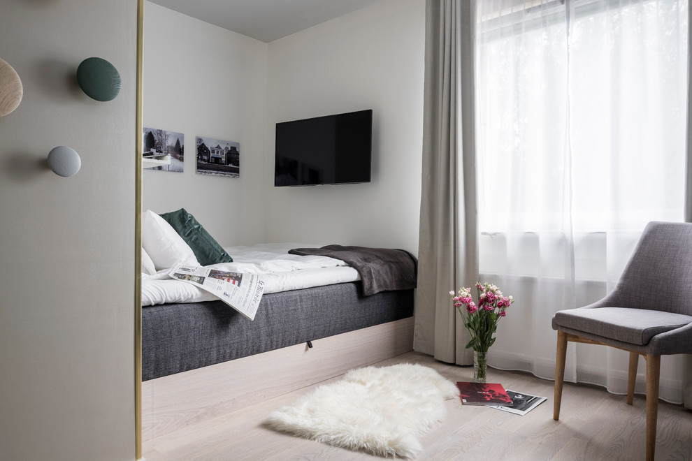 Kleines Skandinavisches Schlafzimmer mit beiger Wandfarbe und hellem Holzboden in Stockholm