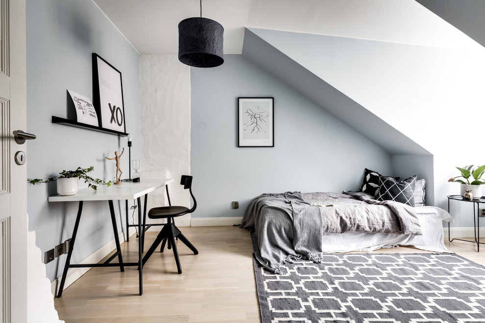 Réalisation d'une chambre d'amis grise et noire nordique avec un mur bleu, parquet clair et un sol beige.