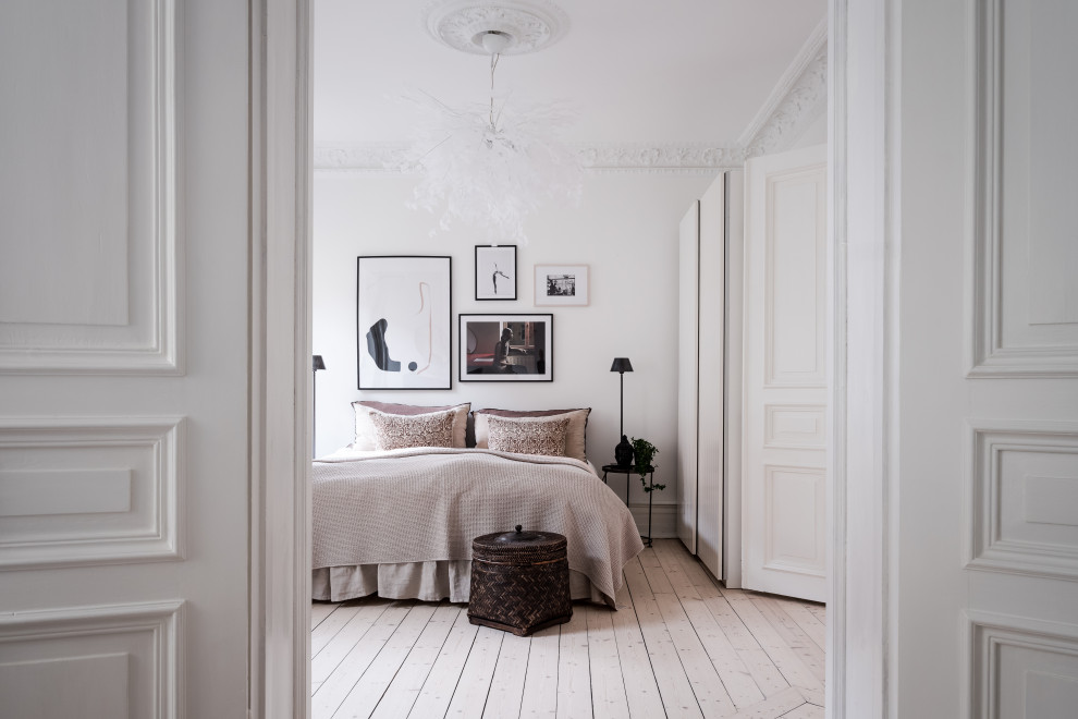 Свежая идея для дизайна: спальня среднего размера в скандинавском стиле с белыми стенами, светлым паркетным полом и бежевым полом - отличное фото интерьера