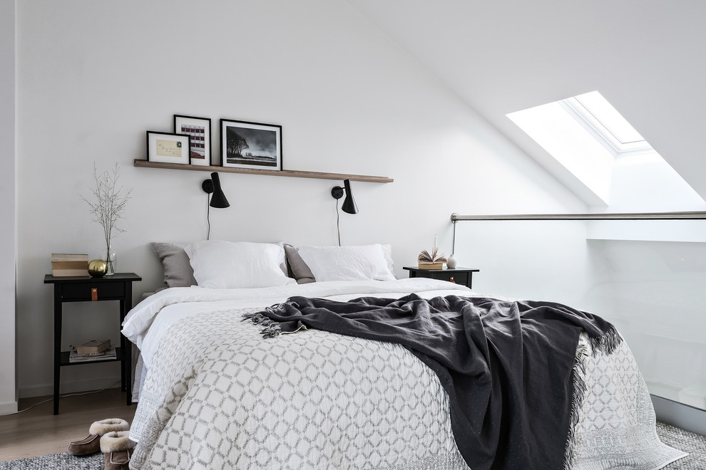 Foto de dormitorio escandinavo pequeño con paredes blancas