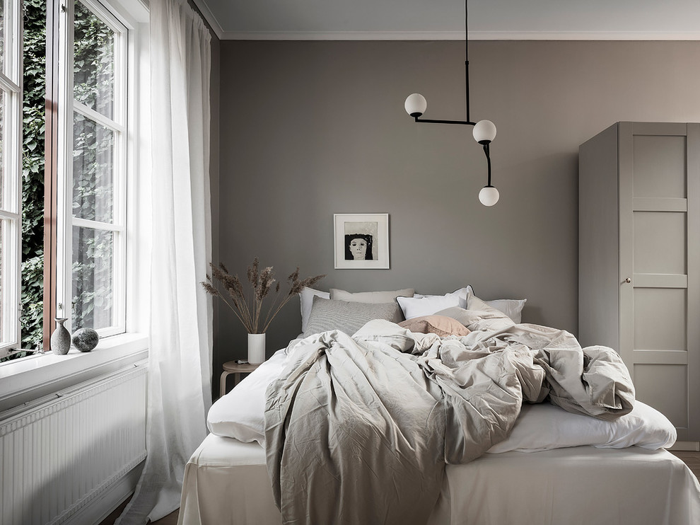 Modelo de dormitorio principal nórdico pequeño con paredes grises