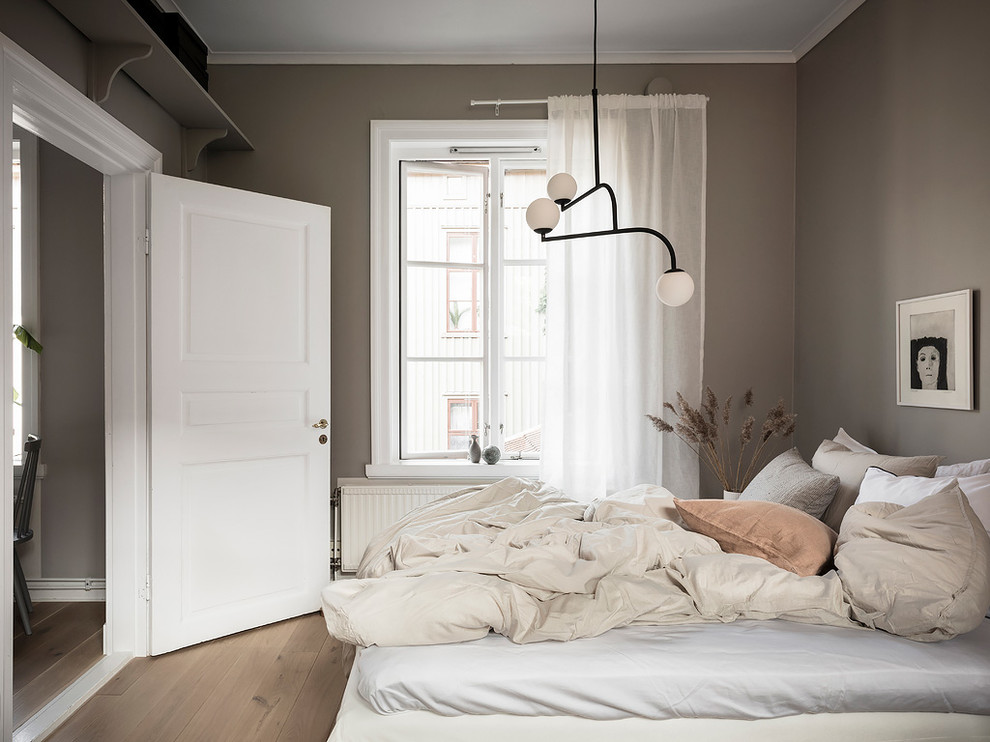 ヨーテボリにある北欧スタイルのおしゃれな寝室 (茶色い壁) のレイアウト
